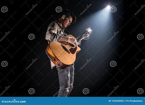 Guitarrista M Sica Un Hombre Joven Toca Una Guitarra Ac Stica En Un