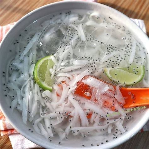 Yuk mari nikmati potongan buah segar dengan cara berbeda dengan membuat resep es buah susu yang menyegarkan dan cara membuat es bongko pontianak cincau santan gula merah. 8 Resep Minuman Segar, Legakan Tenggorokan & Cocok Saat ...