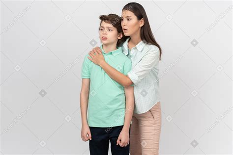 Фото Встревоженная мать обнимает сына