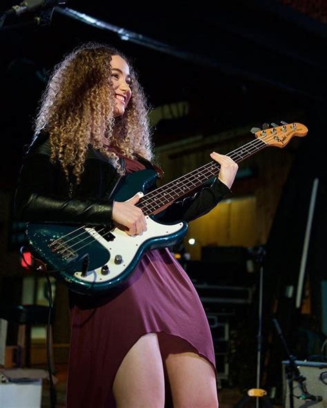 Pin By Darren Gunter On Guitar Girls Tal Wilkenfeld Female