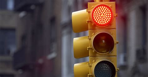 Who Has Right Of Way At A Traffic Light Outage