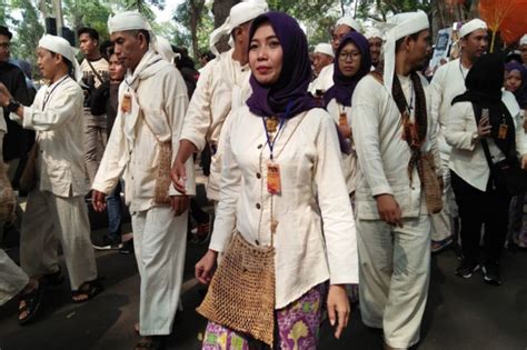 Di provinsi banten dikenal tiga jenis pakaian adat untuk upacara pengantin yaitu pakaian pengantin. Pakaian Adat Banten Lengkap dengan Gambar dan ...