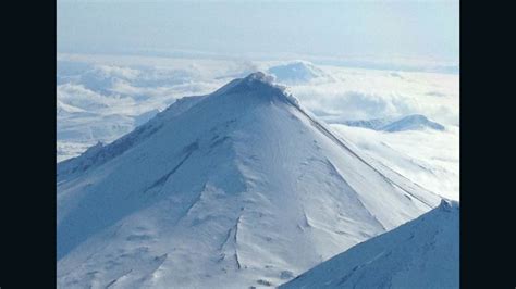 Alaska Volcano Spews Ash 20000 Feet Cnn