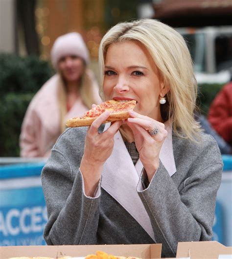 Megyn Kelly Eats Pizza At Access Hollywood In New York 11142017