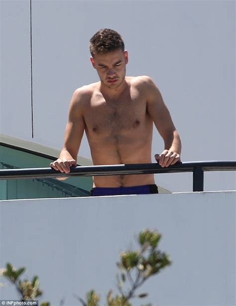 One Directions Liam Payne Gives Onlookers A Treat As He Shows Off His