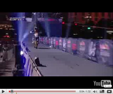 Footage of his triumph atop the. En vidéo : Robbie Maddison saute sur l'Arc de Triomphe ...