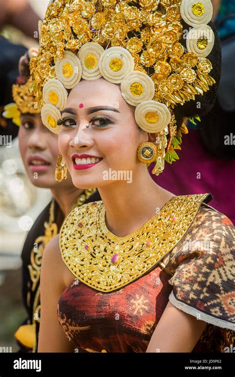 elegante porträt einer schönen balinesische frau in extravaganten bali tracht gekleidet und