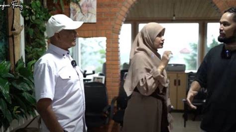 Mark sungkar membantah dengan tegas bahwa rumah tangganya dengan santi asoka mala bahkan pada saat menghadiri pengadilan tipikor jakarta, mark sungkar ia pun turut membantah. Jarang Terekspos, Intip Rumah Mewah Mark Sungkar Ayah ...