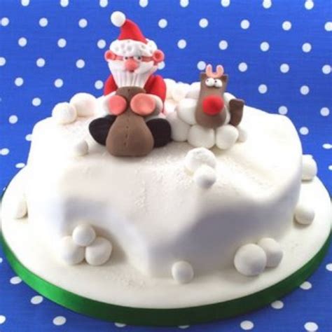 Harvest chocolate bundt cake (how to decorate a bundt cake with buttercream flowers). Christmas Cake Ideas | manorhousehomeeconomics