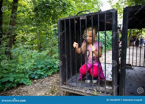 Jeune Fille Dans La Cage Image Stock Image Du Enfermé 76638699