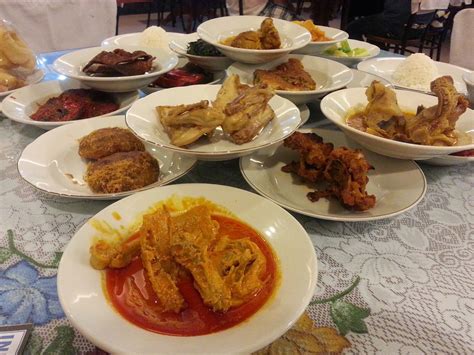 Terlebih, banyak sekali makanan tradisional indonesia yang kelezatannya sudah menyebar bahkan diakui secara internasional. itqan: Perpaduan kaum melalui makanan tradisi