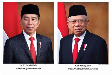 Untuk ruang kelas, ukuran kertas foto resmi presiden dan wakil presiden sebagai berikut: Foto Jokowi - Ma'ruf di pasaran berbeda dari yang resmi