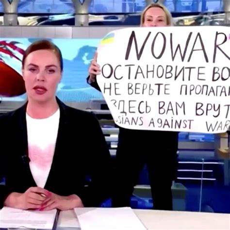 extraordinary moment an anti war protester disrupted live russian state tv news ‘they are lying
