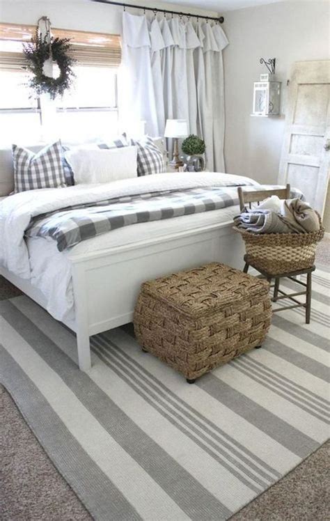 A master bedroom should be a retreat, a space that draws you in to rest and relax at the end of the today i'll share a few tips for how we took a basic room and transformed it into a cozy, calm and. 35+ Cozy Farmhouse Master Bedroom Decorating Ideas