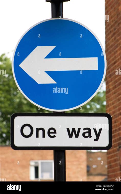 One Way Traffic Sign Pointing Left Stock Photo Alamy