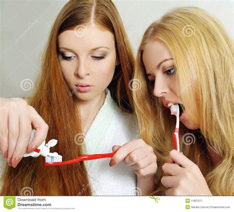 Twee Mooie Meisjes Maken Tanden Schoon Stock Afbeelding Image Of