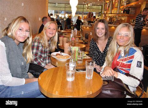 Junge Schwedinnen Im Café In Kungsportsplatsen Göteborg Västergötland