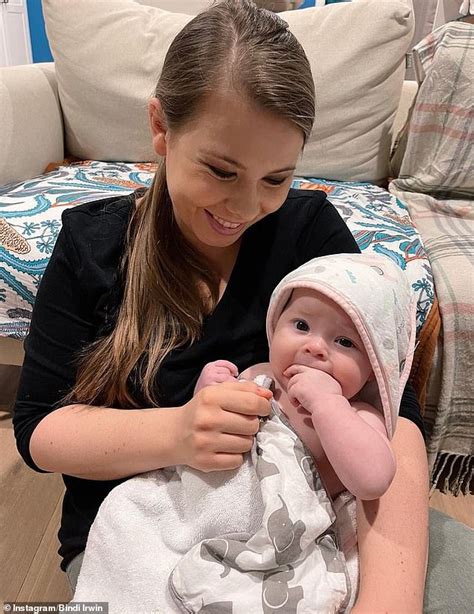 Bindi Irwin Shares Adorable Photo Of Daughter And A Picture Of Herself At Same Age Daily Mail
