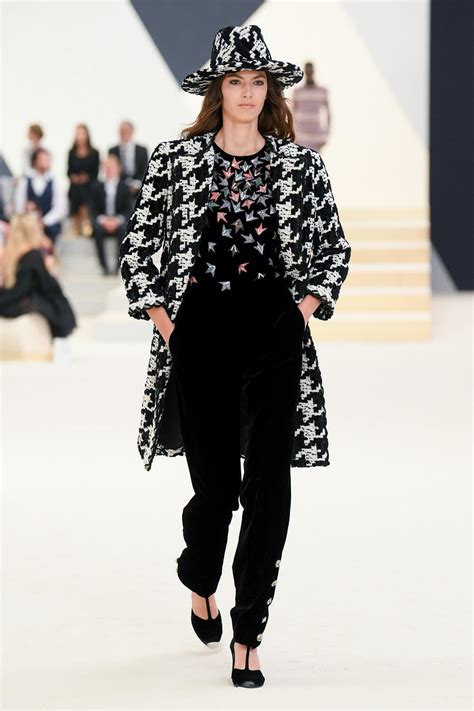 Chanel Fall 2022 Couture Fashion Show The Impression