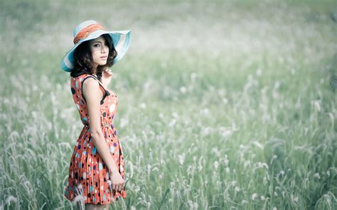 Wallpaper Field Grass Hat Dress Girl 2560x1600 Wallpaperup 1030468 Hd Wallpapers