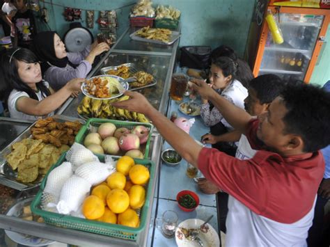 Misalnya, jika anda membuka sebuah warung di sekitar sekolahan, warung akan sepi jika harga. 20 Peluang Usaha Untuk Ibu Rumah Tangga Yang Menjanjikan