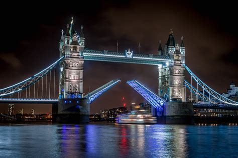 Tower Bridge At Night Got Lucky And Caught Tower Bridge Op Flickr