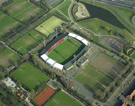 Das letzte spiel im alten stadion endete 5:1 gegen willem ii tilburg, gleichzeitig war dies auch das abschiedsspiel für viele altgediente ajacieden. 1993 | Ajax stadion 'de Meer' aan de Middenweg (1934 tot ...
