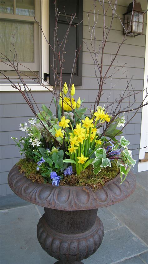 Brilliant 25 Chic Spring Planters With Beautiful Flower For Your Front