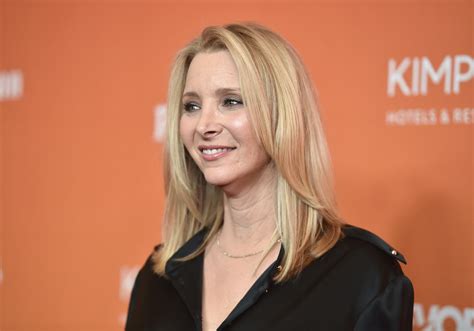 Lisa Kudrow Doesnt Watch Friends Reruns For A Reason That Makes