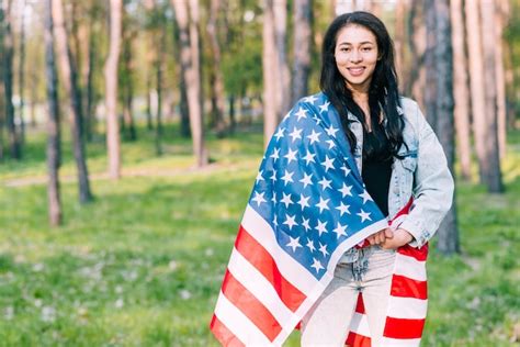 Hembra Joven Cubierta Con Bandera De Usa Foto Gratis