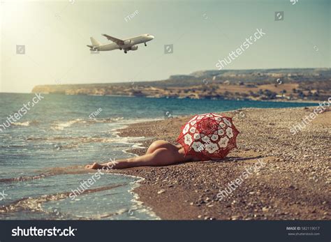 Beautiful Naked Girl Lying On Beach Stockfoto 582119017 Shutterstock