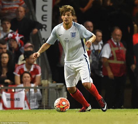 One Directions Louis Tomlinson Beats Bandmate Niall Horan In Soccer