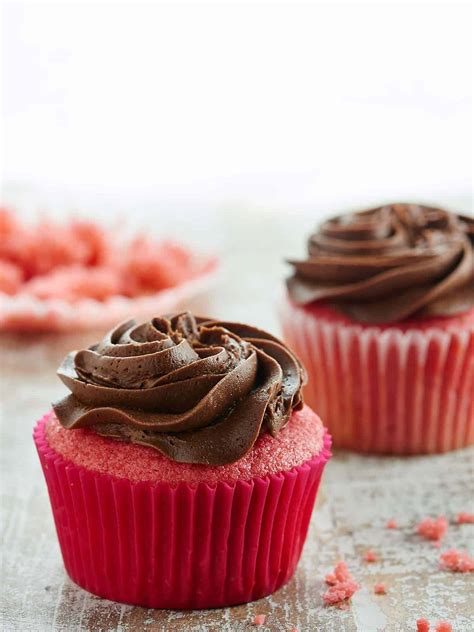 chocolate strawberry cupcakes w chocolate buttercream