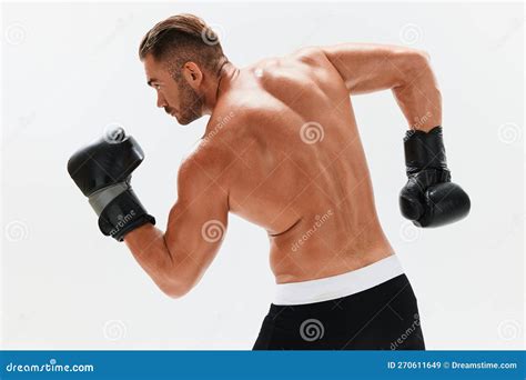 der sportliche bodybuilder posiert in boxhandschuhen mit akt torso babs im vollen hintergrund