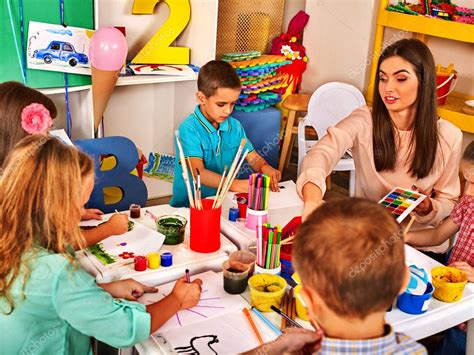 Niños Pintando Y Dibujando Juntos Clases De Artesanía En La Escuela