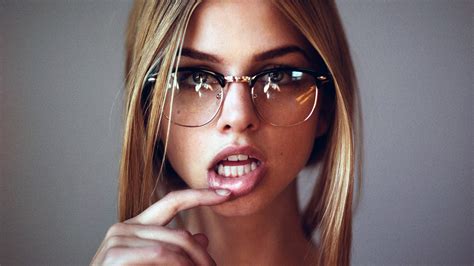 Hk52 Girl Glasses Lips Beauty Face Wallpaper