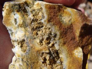 Kandungan emas sebagai inklusi juga kadang dapat ditemui dalam perak dan batuan yang mengandung tembaga. AcehOnline: Batuan Mengandung Emas