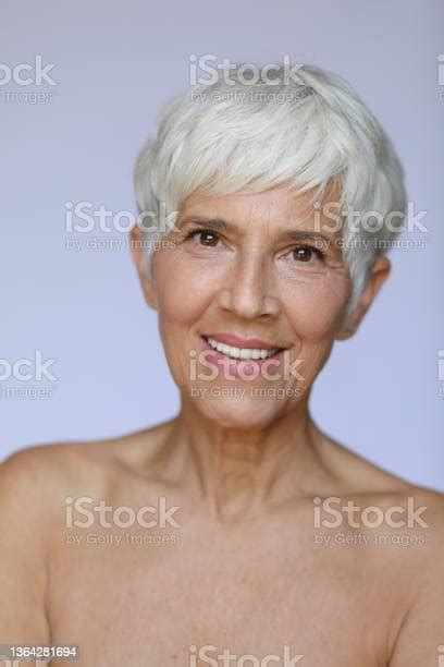그녀의 얼굴 스톡 사진에 미소와 스튜디오에서 포즈 회색 머리와 아름다운 성숙한 중년 여성 여자에 대한 스톡 사진 및 기타 이미지 여자 한 명의 여자만 60 64세