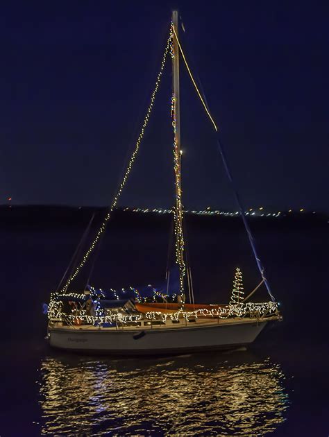 The Holiday Boat Parade of Lights “Best in Show” went to Firefly for