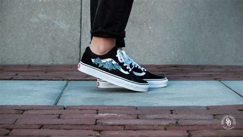 Check spelling or type a new query. Vans Women's Old Skool Rose Thorns Lilac-True White/Black - VN0A38G1RZP