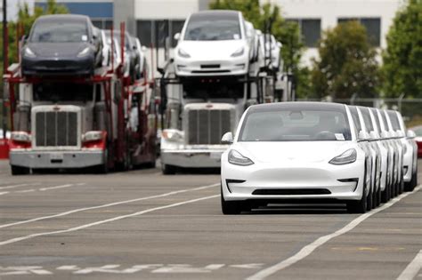 Tesla Richiama 362000 Auto Difettose E Dichiara Guerra Al Sindacato
