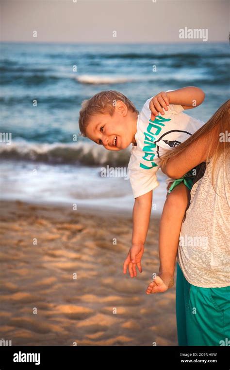 Feliz Madre E Hijo Jugando Juntos En La Playa Fotografía De Stock Alamy