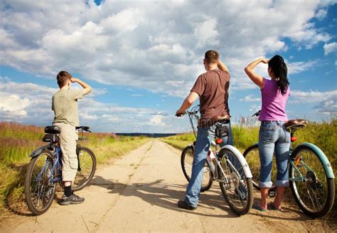 rowerowa rodzinna przejażdżka zdjęcie stock obraz złożonej z przygoda kaukaski 10300390
