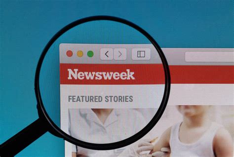 Newsweek Logo Under Magnifying Glass Creative Commons Bilder