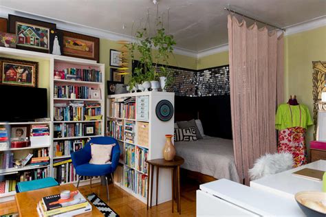 New York Studio Apartment Tour A Small Colorful Home Apartment Therapy