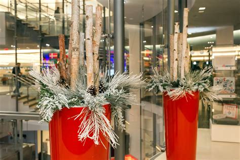 Why You Should Buy Holiday Décor For Your Office Building