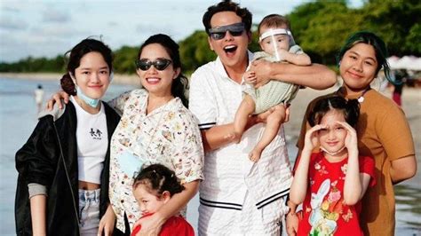 Ayo kita liburan bersama di pantai selatan! Ussy Sulistiawaty Liburan ke Bali, Potret Ara Anak ...