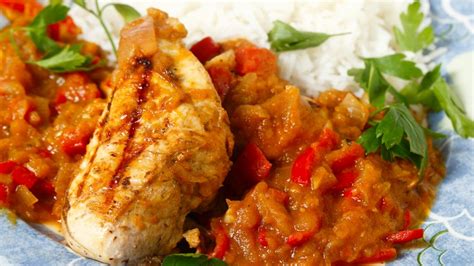 La salsa de arándanos o cranberries popping es la salsa clásica para el pavo relleno de acción de gracias o thansgiving y la cena de nochebuena o comida de navidad salsa de arándano y naranja, que va perfecta con el pavo y acompañamientos para la cena de thanksgiving, navidad o año nuevo. Receta de Escalopines de pavo en salsa de verduras