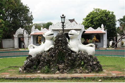 Dalam hal semboyan kota atau kabupaten kalimat pendek ini (biasanya dalam bahasa sanskerta atau bahasa daerah setempat) mengacu kepada suata makna tertentu yang memberikan semangat sekaligus ciri khas pada daerah tersebut. Ciri Khas Cirebon | Holiday in Cirebon