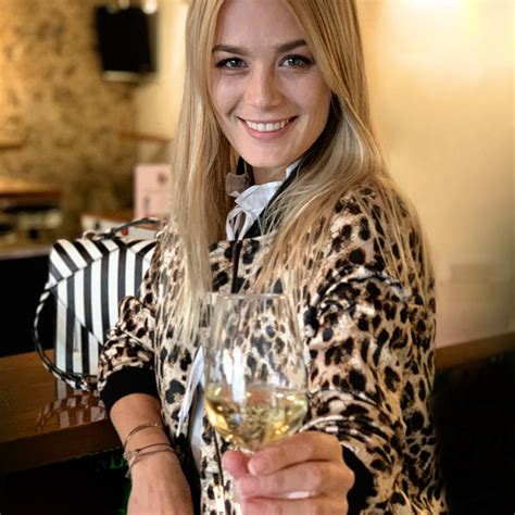 Dominique rinderknecht (born 14 july 1989) is a swiss tv host, model and beauty pageant titleholder who won the title of miss switzerland 2013 and represented her country at the miss. Dominique Rinderknecht wird Stargast-Barkeeperin - Circle ...